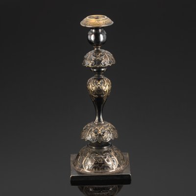 купить Подсвечник, украшенный львами и звездами Давида (Иудаика), латунь, серебрение, Bracia Henneberg (Братья Хеннеберг, Варшава), Царство Польское, 1915-1917 гг.