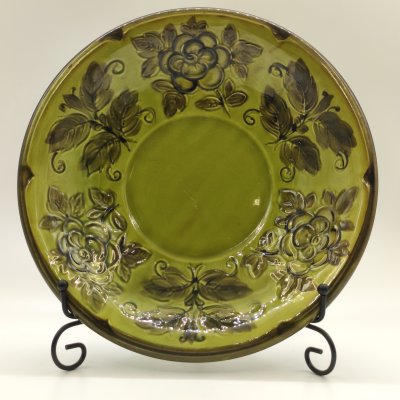 купить Блюдо глубокое, украшенное рельефным цветочным декором, фаянс, глазурь, Конаковский фаянсовый завод им. М.И. Калинина (ЗиК Конаково), СССР, 1974-1991 гг.