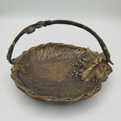 купить Лоток для мелочей и ключей (мелочница) в виде корзины с ягодами, металл, литье, Западная Европа, 1950-1980 гг.