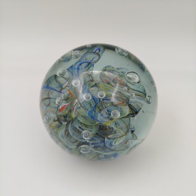 купить Пресс-папье для бумаг в форме шара, декорированный разноцветными нитями и пузырьками воздуха внутри массы, стекло, бульгазе, Европа, 1970-1990 гг.