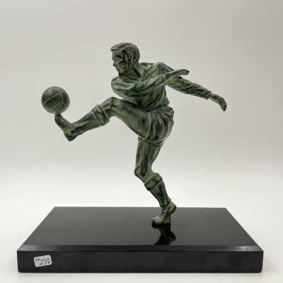 купить Статуэтка в стиле ар-деко "Футболист" на каменном постаменте, металл, литье, патинирование, мрамор, Западная Европа, 1980-2000 гг.