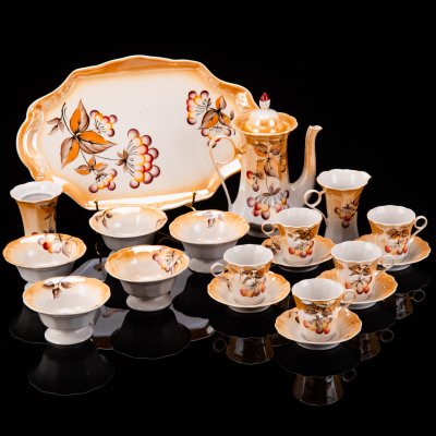 купить Сервиз кофейный с декором в виде ягод на 5 персон (19 предметов), фарфор, аэрография, роспись, люстр, Коростенский фарфоровый завод (КФЗ), СССР, 1960-1991 гг.