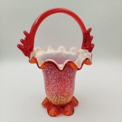 купить Конфетница в форме корзинки рубинового цвета с налепами на ручке, цветное стекло, сульфидно-цинковое стекло, гутная техника, Стекольный завод «Красный май», СССР, 1960-1990 гг.