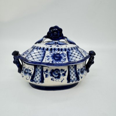 купить Шкатулка (сахарница) с цветочным декором, гжель (крышка в подборе), фарфор, роспись, Российская Федерация, 1990-2010 гг.