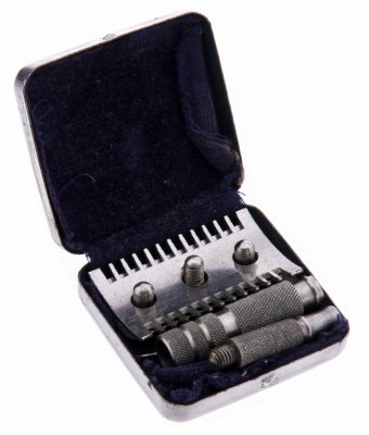 Купить Набор бритвенный дорожный (Складная бритва из 4 частей, лезвие, футляр), металл, фирма "Ленинградский завод Металлоизделий", СССР, 1960-1980 гг.