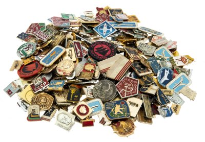 купить 300 значков "разной тематики".