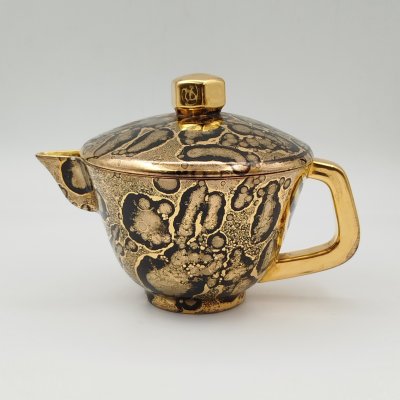 купить Молочник (соусник) большого объема с крышкой, в черно-золотой гамме, украшенная фигурной ручкой , "Les Ateliers de Sevres ceramique MF", фаянс, золочение, Франция, 1946-1960 гг.