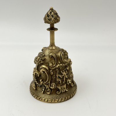 купить Колокольчик с растительным декором, изображением путти и воинов, бронза, Российская Федерация, 2010-2025 гг.