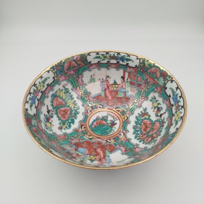 купить Глубокое блюдо, украшенное изображением сцен из жизни императорского двора и мотивом цветов и птиц в резервах, фарфор, роспись, золочение, Китай, 1960-1980 гг.