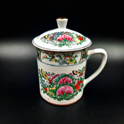 купить Чашка с крышкой, украшенная изображением цветов, птиц и бабочек, фарфор, роспись, золочение, Китай, Китай, 1960-1980 гг.