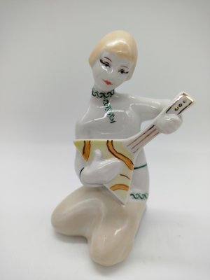 купить Статуэтка "Рябинушка", автор С. Синявская, фарфор, люстр, роспись, золочение, Сысертский завод керамических изделий, СССР, 1960-1977 гг.