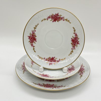 купить Набор из 2 блюдец и десертной тарелки с декором в виде розовых цветов, фарфор, деколь, золочение, Graf Von Henneberg Porzellan, 1777 Jlmenau, ГДР, 1972-1977 гг.