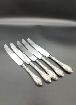 купить Набор из 5 столовых ножей, украшенных растительным декором, мельхиор (медь-никель), нержавеющая сталь (лезвие), Вольнянский завод столовых приборов им. Шевченко (ЗiШ, ЗиШ), СССР, 1960-1970 гг.
