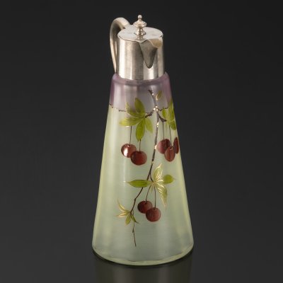 купить Кувшин в стиле модерн с декором в виде ягод вишни на тулове, стекло, роспись, металл, Европа, 1900-1930 гг.