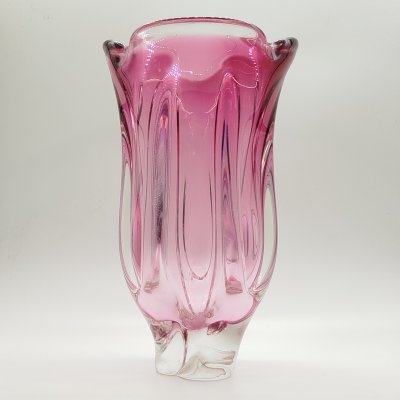 купить Ваза розового оттенка в форме бутона, Хржибский стекольный завод (Chřibská), дизайнер Йозеф Господка (Josef Hospodka), стекло, гутная техника, Чехословакия, 1960-1980 гг.