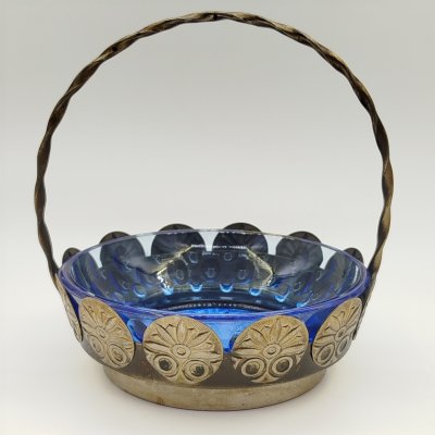 купить Конфетница в виде корзинки с ручкой, мНЦ (медь-никель-цинк), цветное стекло, пресс, СССР, 1960-1990 гг.