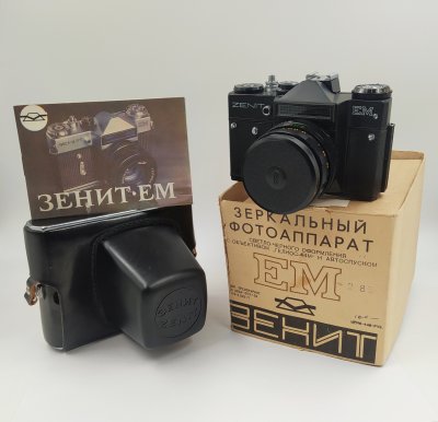купить Фотоаппарат "Зенит-ЕМ" с объективом "Гелиос-44М" в оригинальном кофре и коробке, с паспортом, металл, стекло, пластик, кожа, картон, Красногорский механический завод (КМЗ), СССР, 1983 г.