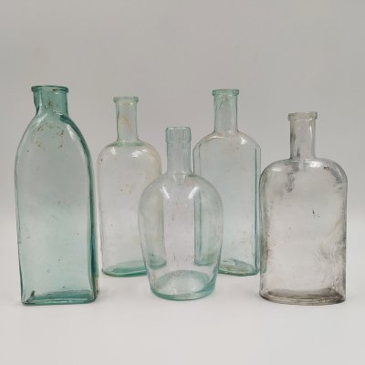 купить Набор из пяти прозрачных бутылочек (флаконов) различных форм, в подборе, стекло, Западная Европа, 1900-1940 гг.