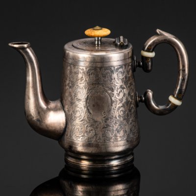 купить Кофейник с орнаментальным декором и картушем на тулове, металл, серебрение, полимерный материал, Fraget (Фабрика серебряных и плакированных изделий Иосифа Фраже), Царство Польское, 1860-1915 гг.