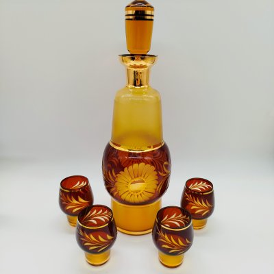 купить Набор для подачи алкогольных напитков с растительным декором на 4 персон, цветное стекло, матирование, резььба, золочение, Bohemia Crystal (Bohemia Glass), Чехословакия, 1960-1980 гг.