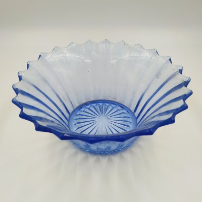Купить Салатник синего цвета с фигурным краем, стекло, СССР, 1960-1990 гг.
