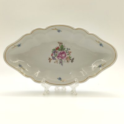 купить Блюдо (селёдочница) с цветочным декором и фигурным краем, фарфор, деколь, золочение, Дмитровский фарфоровый завод (ДФЗ Вербилки), СССР, 1954-1965 гг.
