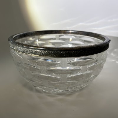 купить Ваза (конфетница, салатник) с металлическим ободком, украшенным растительным декором, стекло, мельхиор, СССР, 1970-1990 гг.