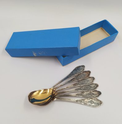 купить Набор из шести чайных ложек с растительным декором, в оригнальной коробке, мНЦ (медь-никель-цинк), золочене, Мстерская художественная фабрика «Ювелир», СССР, 1969 г.