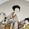 Купить Тарелка декоративная с изображением жанровой сценки в стиле шинуазри, подпись "Белькова И.А." (предположительно, выпускница СПГХПА им. А.Л. Штиглица Белькова Ирина Александровна), фарфор, роспись, Российская Федерация, 1999 г.