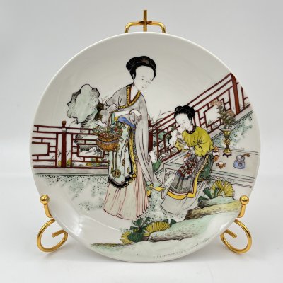 купить Тарелка декоративная с изображением жанровой сценки в стиле шинуазри, подпись "Белькова И.А." (предположительно, выпускница СПГХПА им. А.Л. Штиглица Белькова Ирина Александровна), фарфор, роспись, Российская Федерация, 1999 г.