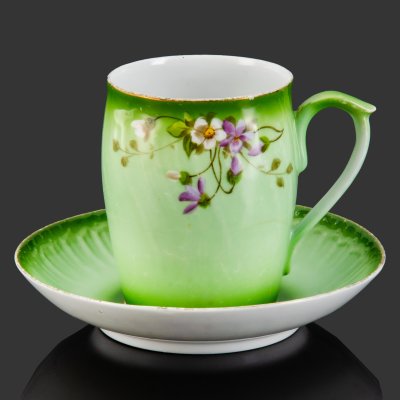 купить Бокал чайный с блюдцем зеленого оттенка и флоральным декором, фарфор, крытье, роспись, Российская империя, 1880-1915 гг.