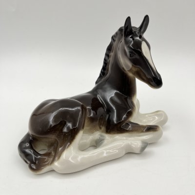 купить Статуэтка "Жеребенок лежащий", скульптор Б.Я. Воробьев, автор росписи В.М. Жбанов, фарфор, роспись, Ленинградский фарфоровый завод (ЛФЗ), Россия, 1991-2005 гг.