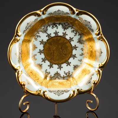 купить Конфетница, украшенная обильным золочением и галантной сценой в медальоне, фарфор, золочение, DW Karlsbader, Чехословакия, 1970-1990 гг.
