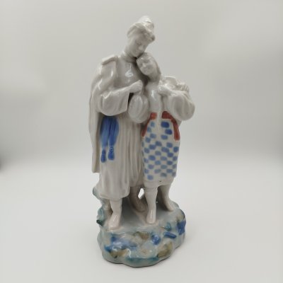 купить Статуэтка "Майская ночь", скульптор О.Л. Жникруп, фарфор, роспись, Полонский завод художественной керамики (Полонное ЗХК), СССР, 1960-1991 гг.