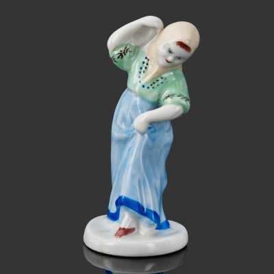 купить Статуэтка "Дарья" ("Юная плясунья"), скульптор Н. А. Замятина, фарфор, роспись, Городницкий фарфоровый завод, СССР, 1953-1957 гг.
