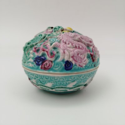 купить Шкатулка с рельефным изображением сцены "шуан лун си чжу" в виде двух драконов, играющих с огненной жемчужиной, выполненная в стилистике эпохи Цин, фарфор, роспись, Китай, 1950-1970 гг.