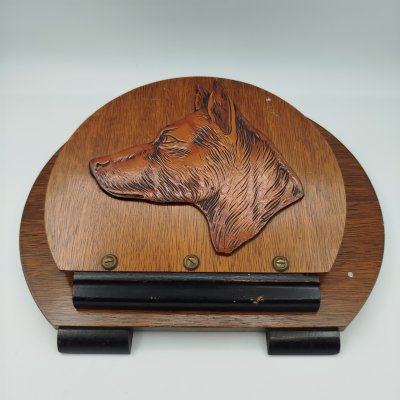 купить Газетница подвесная (полка для газет), декорированная профилем собаки, дерево, выжигание, Западная Европа, 1950-1970 гг.
