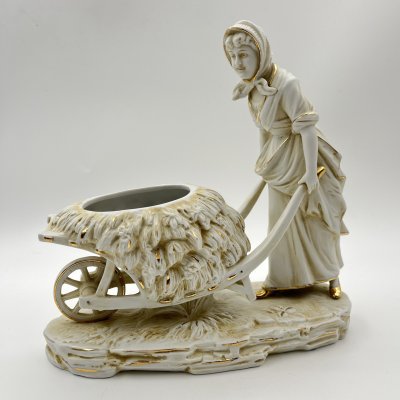 купить Статуэтка (вазочка) в виде девушки с тележкой, бисквит, золочение, Западная Европа, 1960-1990 гг.