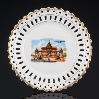 купить [Редкое изображение] Тарелка с прорезным бортом, украшенная изображением временного павильона "Palais des Millions", Всемирной выставки 1900 года в Париже (Exposition universelle de 1900), фарфор, деколь, золочение, Западная Европа, 1910-1940 гг.