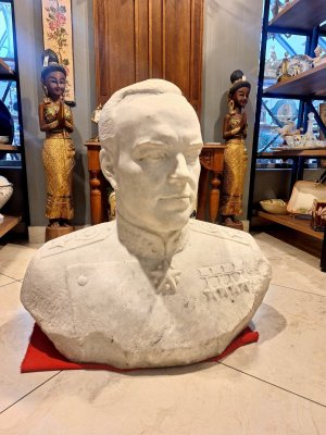 купить Бюст (монументальный) "Георгий Константинович Жуков" (полководец, Маршал Советского Союза, Министр обороны СССР с 1955 года), скульптор Сычёв Андрей Владимирович, мрамор, СССР, 1986 г.
