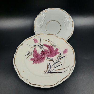купить Набор из десертной тарелки и блюдца с цветочным декором пурпурного оттенка, фарфор, роспись, золочение, Weimar Porzellan (Веймарский фарфор), ГДР, 1949-1980 гг.