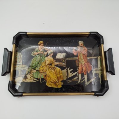 купить Поднос прямоугольной формы в металлическом обрамлении "Музыкальный вечер", дерево, стекло, деколь, сплав металлов, пластик, Американская зона оккупации Германии, 1945-1960 гг.