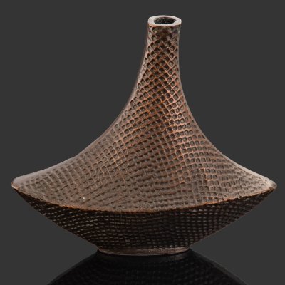 купить Ваза декоративная (сосуд) необычной формы с рельефным декором, металл, сплав, крашение, мягкая накладка на дне, Европа, 1980-2000 гг.