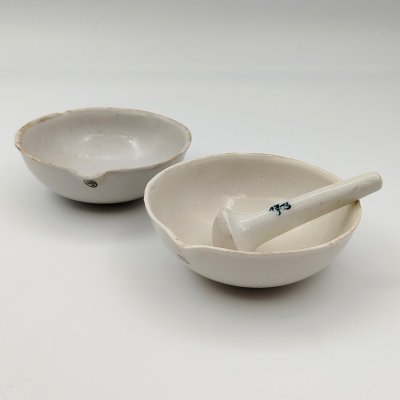 купить Набор из двух лабораторных ступ и пестика в подборе, фарфор, Ленинградский фарфоровый завод (ЛФЗ), СССР, 1940-1960 гг.