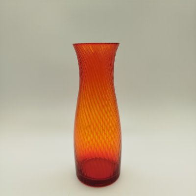 купить Ваза вытянутой формы красного оттенка, автор Г.А. Антонова, цветное стекло, Дятьковский хрустальный завод, СССР, 1970-1980 гг.
