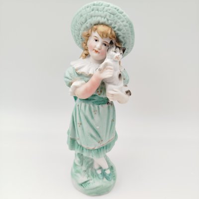 купить Статуэтка "Девочка в зеленом платье с котенком на руках", фарфор, роспись, Европа, 1900-1930 гг.
