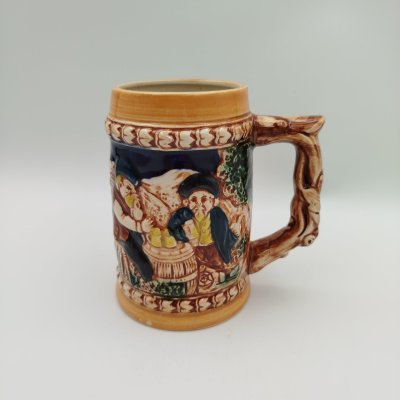 купить Кружка пивная, декорированная изображением застолья, фаянс, роспись, фаянс, роспись, Западная Европа, 1980-1990 гг.