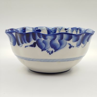 купить Салатник (конфетница) с растительным декором, росп. Петрушина, фарфор, роспись, Гжельский фарфоровый завод, Российская Федерация, 1990-2015 гг.