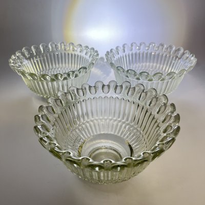 купить Набор из 3 вазочек с фигурным краем, стекло, пресс, Уршельский стеклозавод имени 10-й годовщины Октября, СССР, 1970-1980 гг.