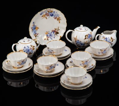 купить Сервиз чайный "Лилия" на 6 персон (22 предмета), фарфор, деколь, золочение, Ленинградский фарфоровый завод (ЛФЗ), СССР, 1970-1992 гг.